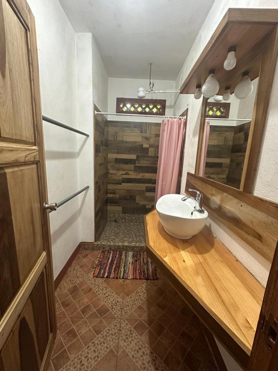 Hotel Don Quichotte Тортугеро Екстериор снимка